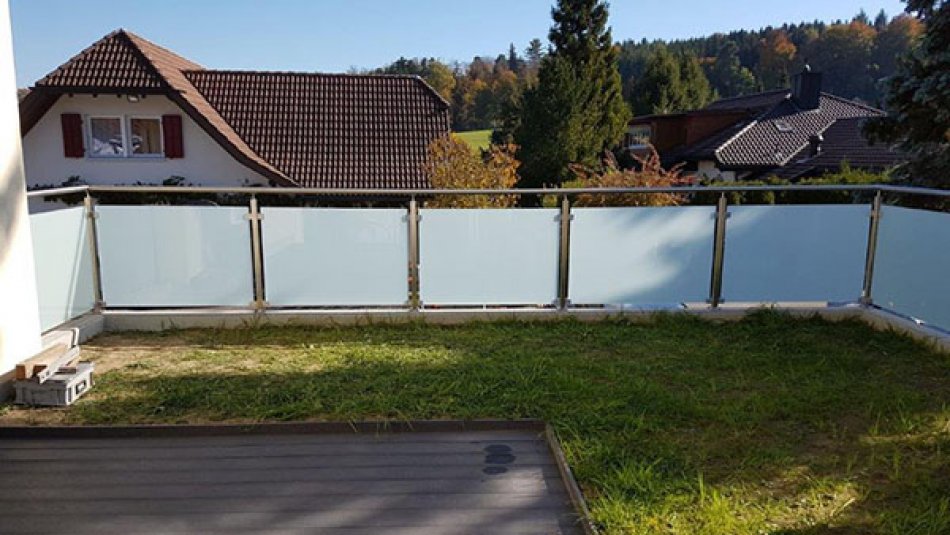 Terrassengeländer aus Edelstahl und Milchglas Hofmann Zaun Montagen